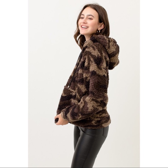 LAST ONE! Camouflage Sherpa Pullover Hoodie - Picture 3 of 5